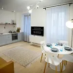 Anna * 的里雅斯特