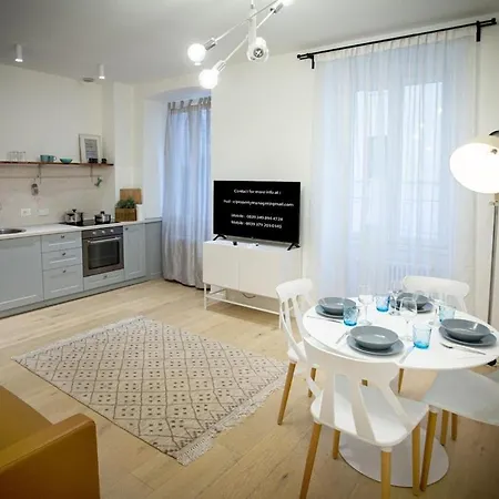 Anna * 的里雅斯特